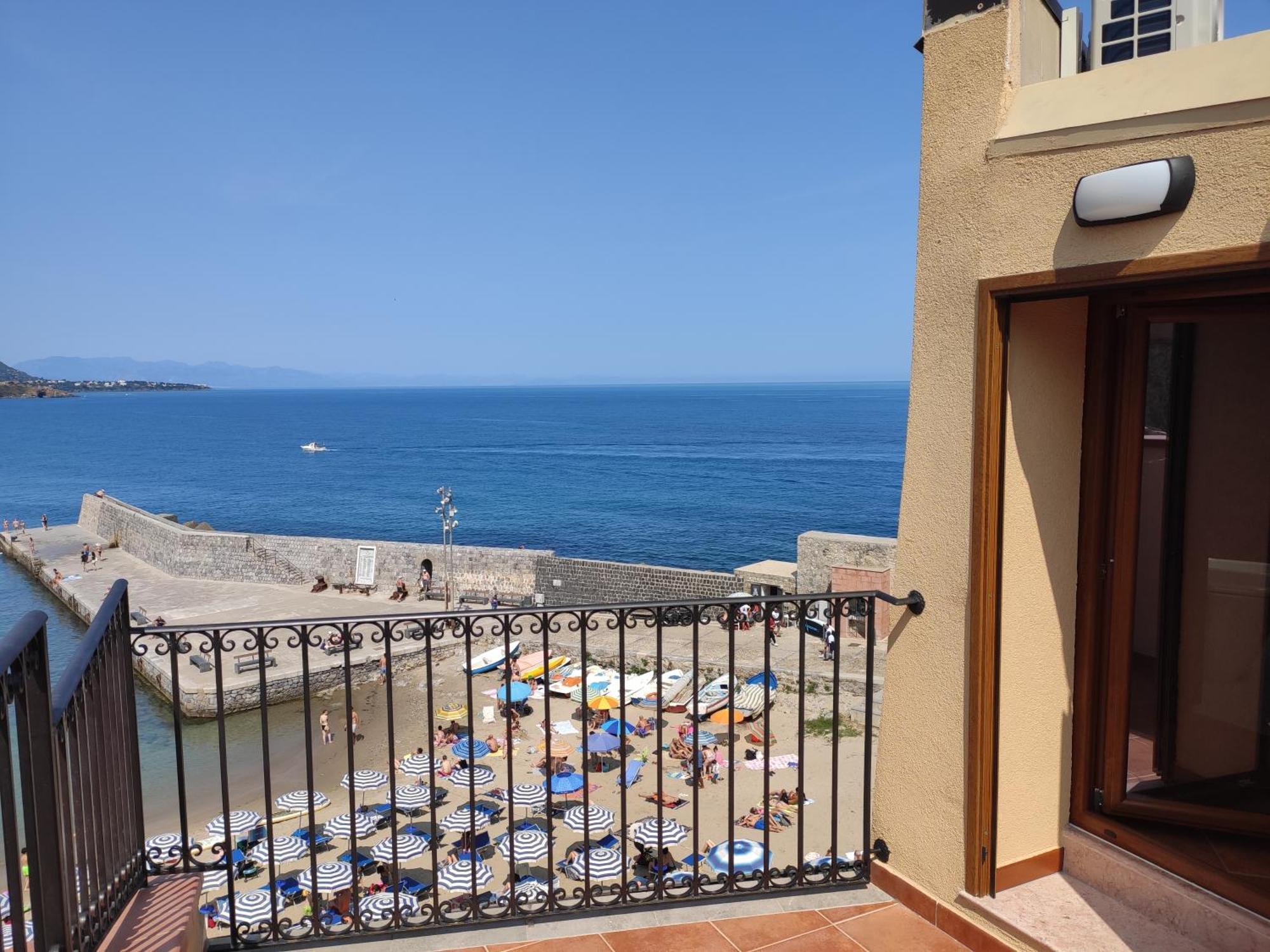 Casa Vacanze Tramonto Alla Marina Чефалу Экстерьер фото